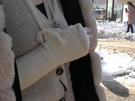 Sve više građana u Novom Pazaru zadobija prelome na ledu