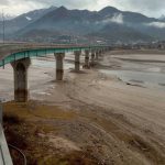 Jablaničke jezero se povuklo i ostavilo ogoljene jezerske pukotine