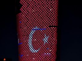 U Abu Dabiju simbolične zgrade grada osvijetljene vizualom turske zastave