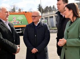 KORISNA DONACIJA – Grad Beograd poklonio opštini Sjenica kamion za odnošenje smeća
