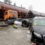 Srebrenik: Vozač kamiona se zabio u voz, uništeni i automobili na parkingu