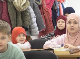 Poslušajte kako mališani uče Kur’an napamet – Škola Kur’ana časnog u Tutinu uspješno radi već dvanaest godina