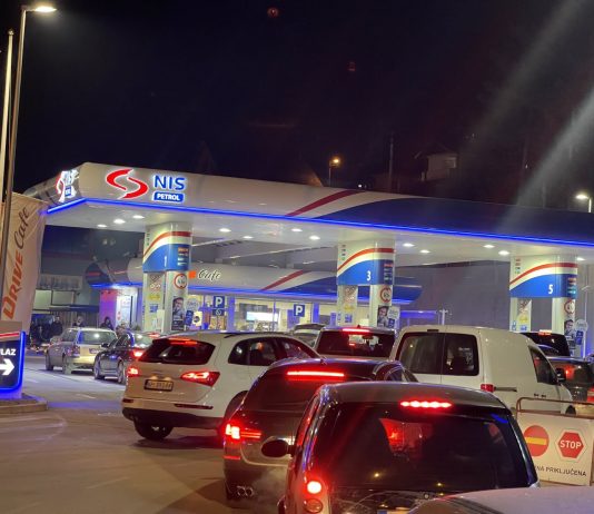 PANIKA U NOVOM PAZARU – Gužve na pumpama, građani pune i cisterne i kanistere! (FOTO)