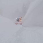 MLADIĆI ZAROBLJENI U SNIJEGU NA GOLIJI – Spasioci se jedva probili da im dopreme hranu, smetovi visine nekoliko metara