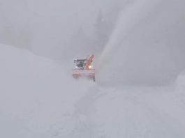 MLADIĆI ZAROBLJENI U SNIJEGU NA GOLIJI – Spasioci se jedva probili da im dopreme hranu, smetovi visine nekoliko metara