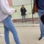 SKANDAL U OSNOVNOJ ŠKOLI U NOVOM PAZARU – Roditelji osmaka NASRNULI na mlađu učenicu: Vrijeđali je, pljuvali i vukli za kosu u dvorištu škole (VIDEO)