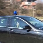 Dodik iz automobila pokazao srednji prst novinarima