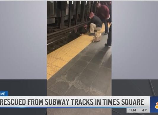 Sandžaklija spasio čovjeka u Njujorku: Izvukao ga sa šina dok je nailazio voz (Video)