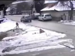 Snimak drame u Pljevljima, djevojčicu davljenja spasao policajac (Video)
