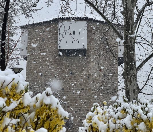 April u Novom Pazaru – Snijeg prekrio ulice (FOTO)