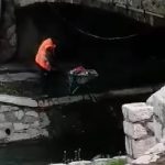 Uređuju obalu, a šut bacaju u reku (Video)