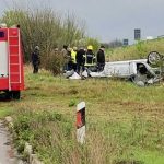 Prve fotografije Ljajićeve Škode: Auto probio ogradu i sletio sa puta