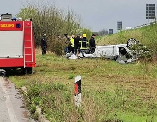 Prve fotografije Ljajićeve Škode: Auto probio ogradu i sletio sa puta