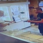 Pribojac uperio pištolj i uzviknuo: “daj sve što imaš”, ali zlatar ga je razoružao u par poteza (video)