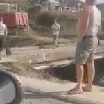 Višak asfalta bacali direktno u rijeku: Snimak iz Novog Pazara zgrozio sve (Video)