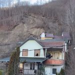 U klizištu kod Tutina oštećeno nekoliko kuća (Video)