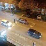 Nepoznati muškarac ometa saobraćaj i uznemirava pješake u Novom Pazaru (Video)