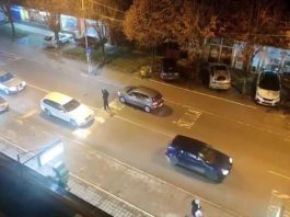 Nepoznati muškarac ometa saobraćaj i uznemirava pješake u Novom Pazaru (Video)