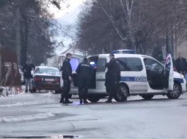 Nasrtala na vozila u pokretu i sjekla vene žiletom: Uhapšena djevojka iz Novog Pazara zbog uznemiravanja građana