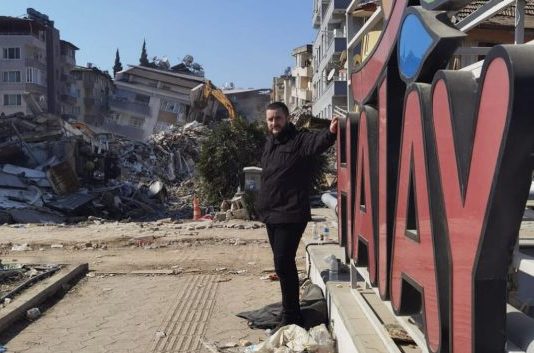 Zukorlić besuchte das Erdbebengebiet in der Türkei