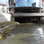 “TUTIN NA VODI” OSTAO BEZ DOZVOLE: Ministarstvo poništilo građevinsku dozvolu za zgradu u koritu Vidrenjaka