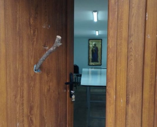 Oštećena vrata manastira u Lukocrijevu