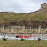 Neprimjerni grafiti na ogradi škole u Novom Pazaru