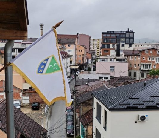 Bošnjački bajrak na kućama i zgradama u Sandžaku (Foto)