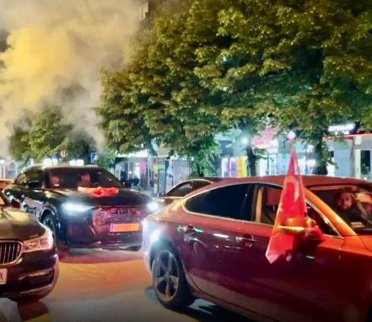 NOVI PAZAR SLAVI POBJEDU ERDOGANA: Sirene i baklje na ulicama, Turska ide u drugi krug!