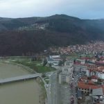 OSTAVILA OPROŠTAJNO PISMO PA NAŠLI NJENU OBUĆU NA OBALI – Nastavlja se potraga za Prijepoljkom koja je skočila u Lim