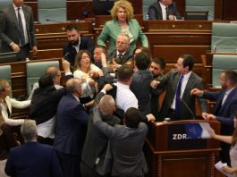 U Skupštini Kosova tuča zastupnika, napadnut premijer Kurti