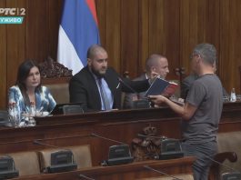 Zavođenje reda u Skupštini – Kada nije tu Orlić, tu je Zukorlić (VIDEO)