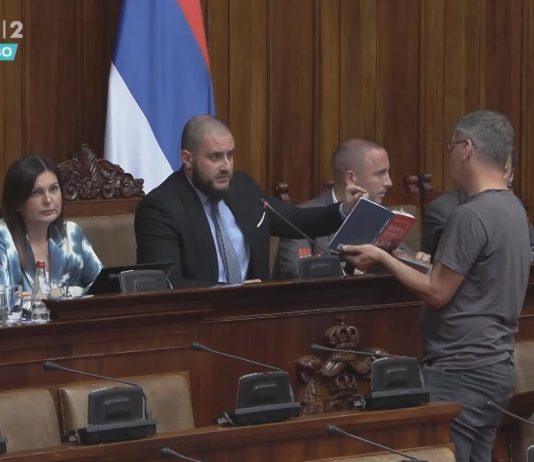 Zavođenje reda u Skupštini – Kada nije tu Orlić, tu je Zukorlić (VIDEO)