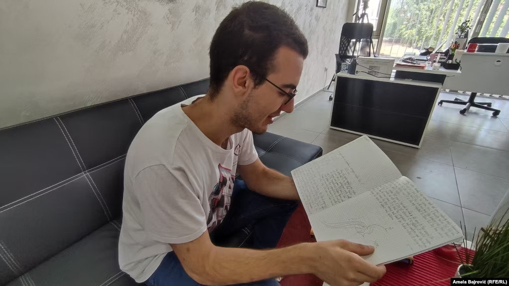 Omer Mihovic pokazuje novinarki RSE beleške gde je vodio evidenciju o tome šta je od neophodne literature za prijemni pročitao, koje zadatke treba da uradi, kako da napiše motivaciono pismo i slične detalje oko prijave.