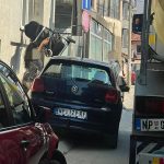 DIJETE U KOLICIMA NOSI PREKO AUTOMOBILA – Trotari u Novom Pazaru uzurpirani, pješaci ugroženi godinama unazad (FOTO)