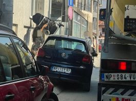 DIJETE U KOLICIMA NOSI PREKO AUTOMOBILA – Trotari u Novom Pazaru uzurpirani, pješaci ugroženi godinama unazad (FOTO)