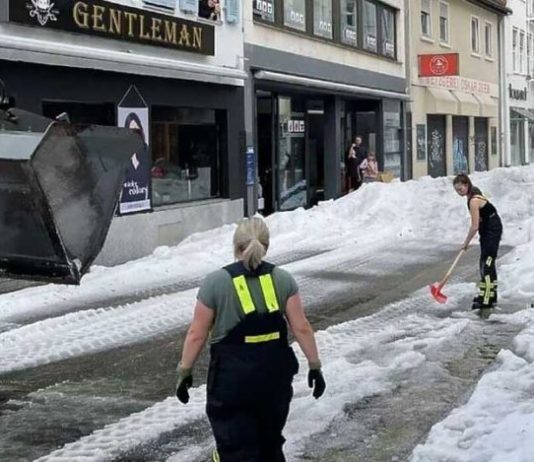 Nestvarni prizori u Njemačkoj: Pao grad od 30 centimetara, građani u šoku