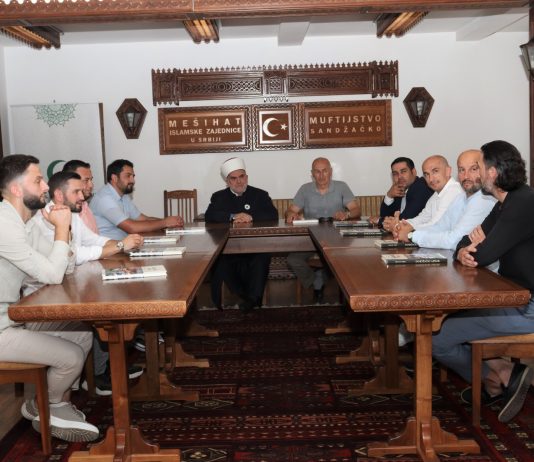 Predsjednik Mešihata sa svršenicima Medrese 2003. godine