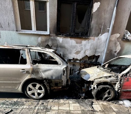 POŽAR PODMETNUT – Izgorela dva automobila u centru Novog Pazara!