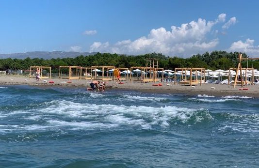 Spasilac na skuteru stigao u zadnji čas: Muškarac iz Novog Pazara spašen od utapanja na plaži kod Ulcinja