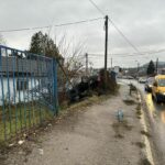 SLETIO U KANAL, PA ZAVRŠIO NA KROVU – Jeziva saobraćajka u Novom Pazaru, jedna osoba teško povrijeđena (FOTO)