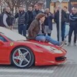 ŠOK SCENA U NOVOM PAZARU, SVI U NEVERICI GLEDAJU: Parkirao ferari nasred grada, ŽENA MU SE POPELA NA HAUBU (VIDEO)