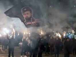 Genocidne poruke se nastavljaju: Sa likom Pavla Đurišića na Badnje večer ispred crkve u Priboju