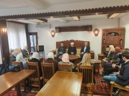 Predsjednik Mešihata sa majkama Srebrenice