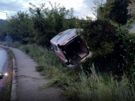Nesreća na putu kod Baljevca: Vozilo Hitne pomoći iz Novog Pazara sletelo s puta (VIDEO)