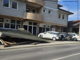 Karambol u Novom Pazaru: Vozač BMW-a izgubio kontrolu i udario u tendu porodične kuće!