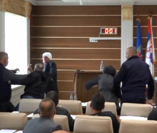 SKANDAL U OPŠTINI SJENICA – Kamberović fizički nasrnuo i gađao staklenom flašom odbornika SPP-a