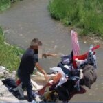 Komunalna milicija kaznila lica zbog bacanja otpada u rijeku Rašku