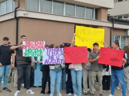 Protest ispred Novopazarske Gimnazije – Učenici ostaju bez ekskurzije?