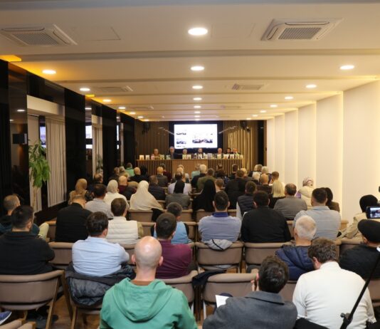 U Novom Pazaru održana tribina “Šutnjom se zlo veliča – 100 godina od genocida u Šahovićima”